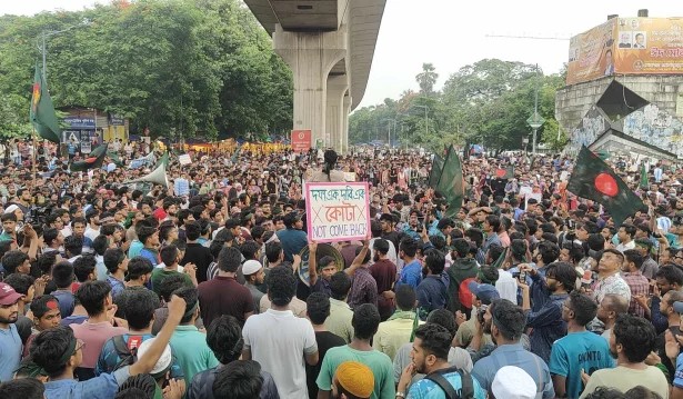 শিক্ষার্থীদের দখলে শাহবাগ : ব্যারিকেড দিয়েও ঠেকানো যায় নি