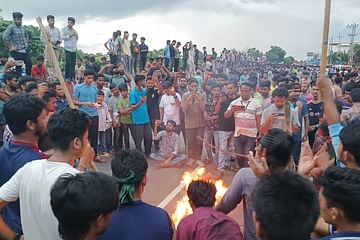 কুমিল্লায় বাধা ঠেলে ঢাকা-চট্টগ্রাম মহাসড়ক অবরোধ শিক্ষার্থীদের