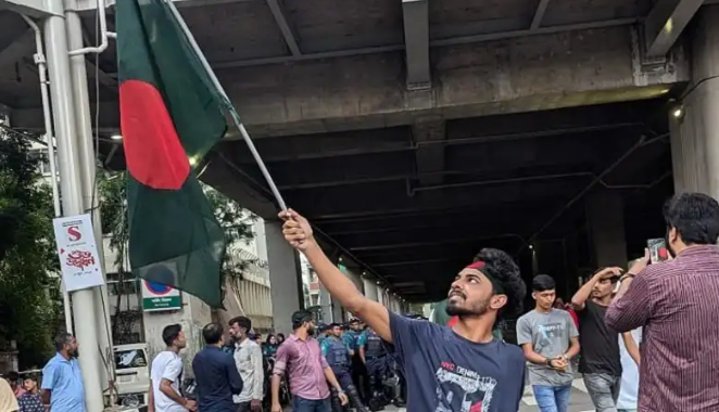 একটি হাত নেই, তবুও পতাকা নিয়ে কোটা আন্দোলনে রিপন