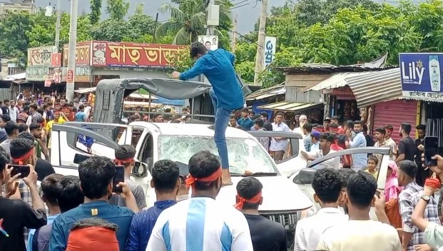 চান্দিনায় এসি ল্যান্ডের গাড়িতে আগুন : অল্পের জন্য প্রাণে রক্ষা এসি ল্যান্ড, ইউএনওর