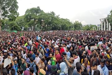 শহিদ মিনারে প্রতিবাদী গান-স্লোগানে শ্রাবণের অগ্নিঝরা বিকেল