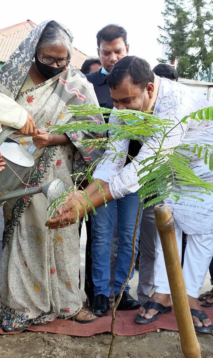 জাতীয় শোক দিবস উপলক্ষে আলোচনা ও গাইবান্ধা পৌর পার্কে বৃক্ষরোপণ