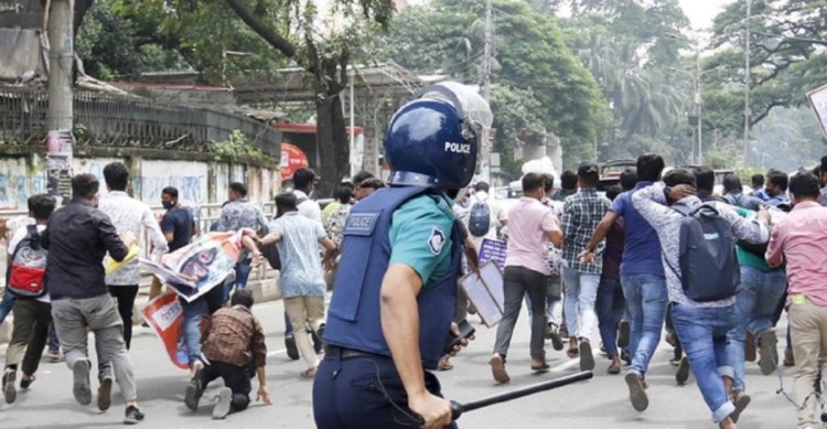 ই-অরেঞ্জের গ্রাহকেরা ‘রাস্তায়’ : পুলিশের লাঠিপেটা!