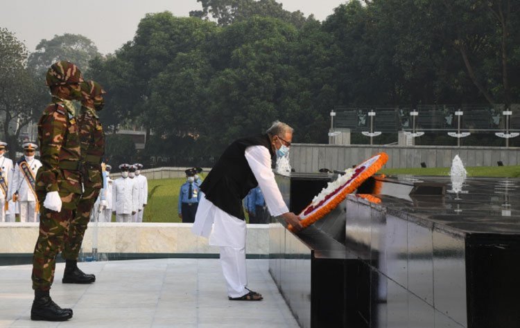 সশস্ত্র বাহিনীর শহীদদের প্রতি রাষ্ট্রপতির শ্রদ্ধা