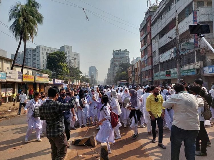 হাফ পাস ভাড়া দিতে চাওয়ায় ধর্ষণের হুমকি! : প্রতিবাদে বকশীবাজারে অবরোধ