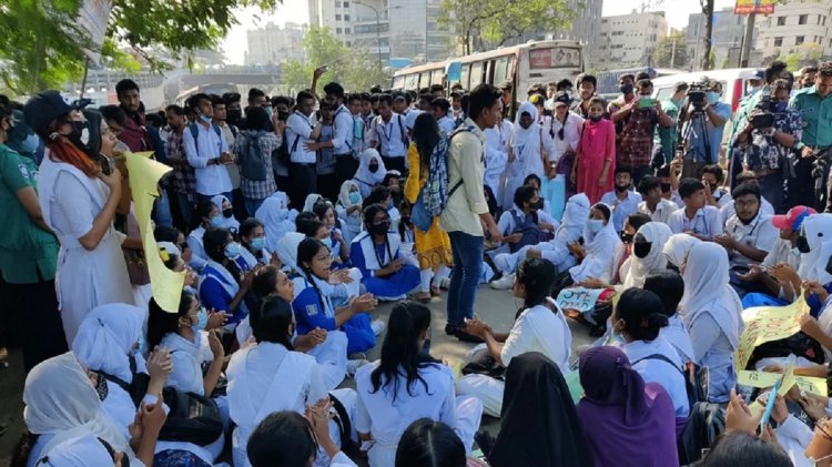 ৯ দফা দাবিতে রামপুরায় শিক্ষার্থীদের অবস্থান।