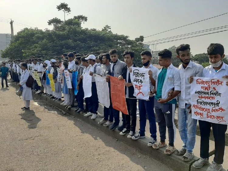 পুলিশের বাধার পরও শিক্ষার্থীদের মানববন্ধন। কাল সকাল ১০টায় কর্মসূচি।