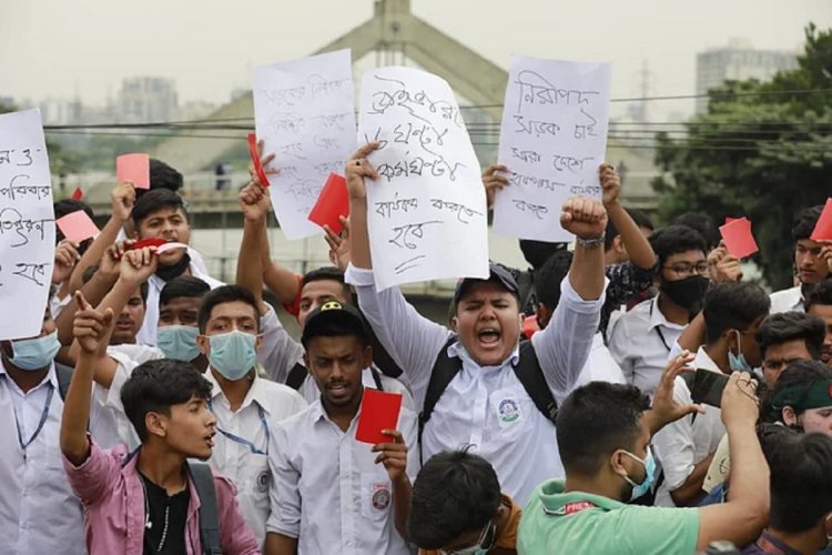 সড়কে নেমে শিক্ষার্থীদের লাল কার্ড। কাল অন্য রকম প্রতিবাদ।