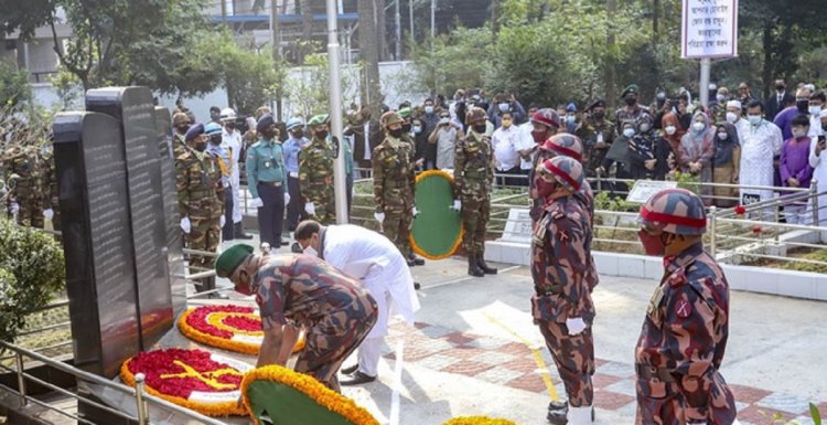 বিডিআর বিদ্রোহ : ফুলেল শ্রদ্ধায় নিহতদের স্মরণ।