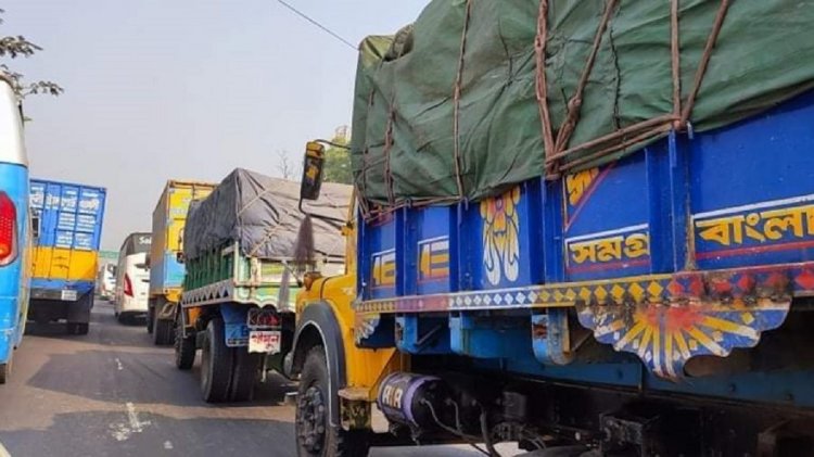 ৩ দিনের ছুটিতে ফাঁকা ঢাকা। আর ঢাকা-চট্টগ্রাম মহাসড়কে তীব্র যানজট।