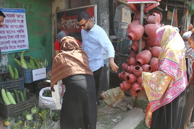 মানবিক বাজারে সামর্থ্যবানদের রাখা সবজি বিনামূল্যে পাচ্ছেন দরিদ্ররা।