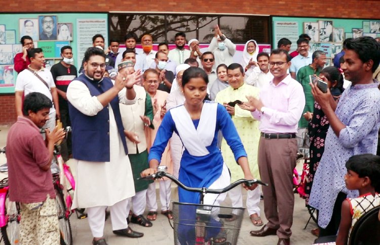 নববর্ষের প্রাক্কালে নওগাঁয় ক্ষুদ্র নৃ-গোষ্ঠীর শিক্ষার্থীদের মাঝে বাইসাইকেল ও শিক্ষাবৃত্তি।