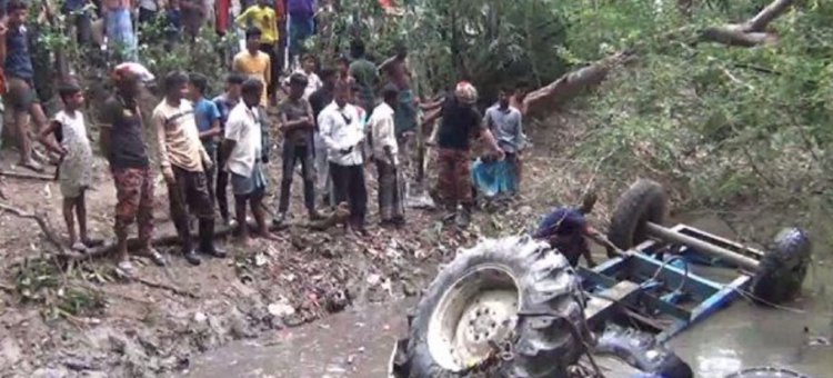 পাওয়ার টিলার খাদে পড়ে চালক ও ২ সহকারী নিহত।