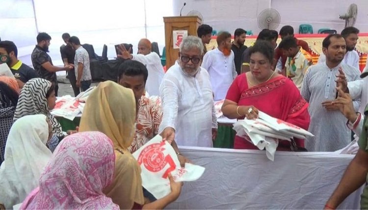 দেড় হাজার মানুষকে অর্থ ও বস্ত্র দিলেন চিত্তরঞ্জন দাস।