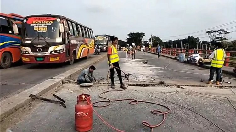 লাঙ্গলবন্ধ সেতুতে সংস্কারকাজ : ঢাকা-চট্টগ্রাম মহাসড়কে ছিলো যানজট।