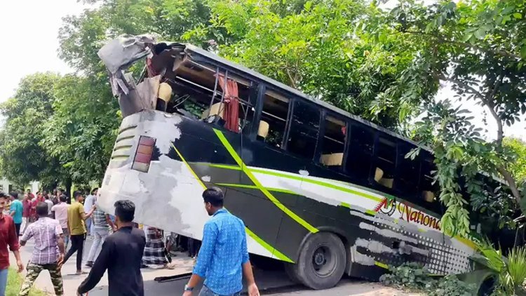 নাটোরে ২ বাসের মুখোমুখি সংঘর্ষে নিহত ৭।