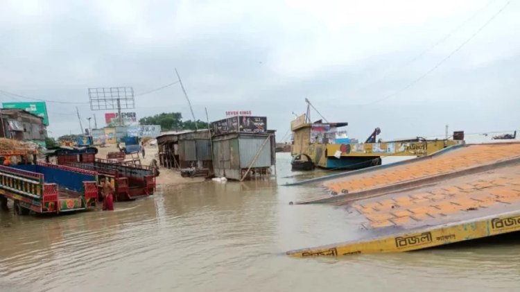 পানি উঠে যাওয়ায় দৌলতদিয়ায় ৪ ও ৫ নম্বর ফেরি ঘাট বন্ধ। যানবাহনের দীর্ঘ সারি।