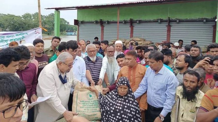 সিলেটে মন্ত্রীর অনুষ্ঠানে ত্রাণ নিয়ে কাড়াকাড়ি। ‘লাঠিপেটা’ করে শান্ত করলো পুলিশ।