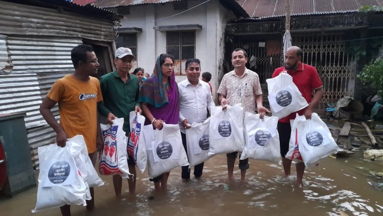 বন্ধুত্বের হাত বাড়িয়ে বন্যার্ত সিলেটবাসীর পাশে চট্টগ্রামবাসী।