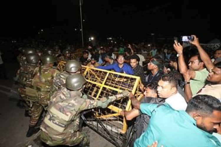 বঙ্গভবনের সামনে গভীর রাত পর্যন্ত বিক্ষোভ, স্লোগান